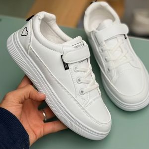 خرید اینترنتی قیمت ونس بچگانه طرح قلبی از Trip کد 4090502