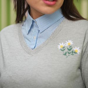 مشخصات بلوز دورس زنانه آستین بلند یقه مردانه گلدوزی شده بابونه ماهو