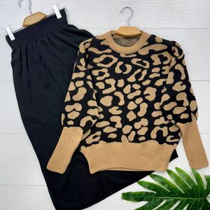 مشخصات بلوز و دامن آماندا