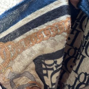 مشخصات شال مخمل طرح دار 452