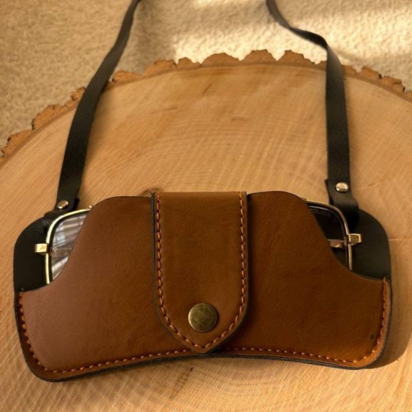 جا عینکی گردنی مدل چرمی پروانه