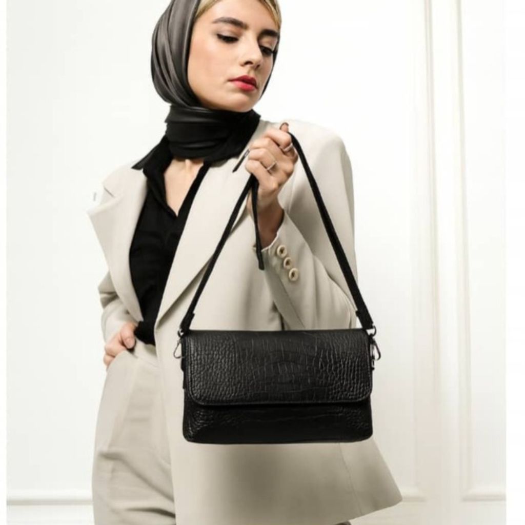 فروش اینترنتی کیف دوشی زنانه چرم طبیعی گاوی