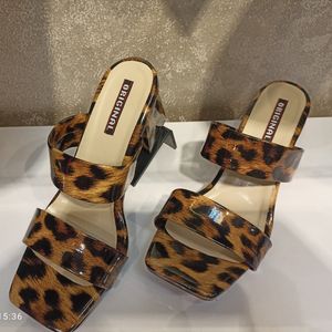 مشخصات سندل پاشنه دار پلنگی