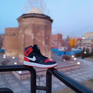 خرید انلاین کتونی مردانه جردن وان ساقدار قرمز مشکی کیفیت بالا