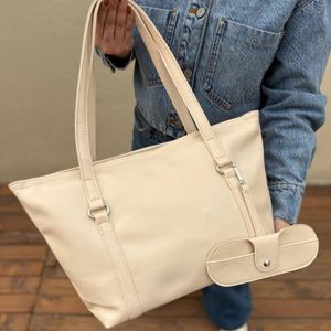 مشخصات کیف دوشی زنانه و دخترانه مدل بلانی پروانه