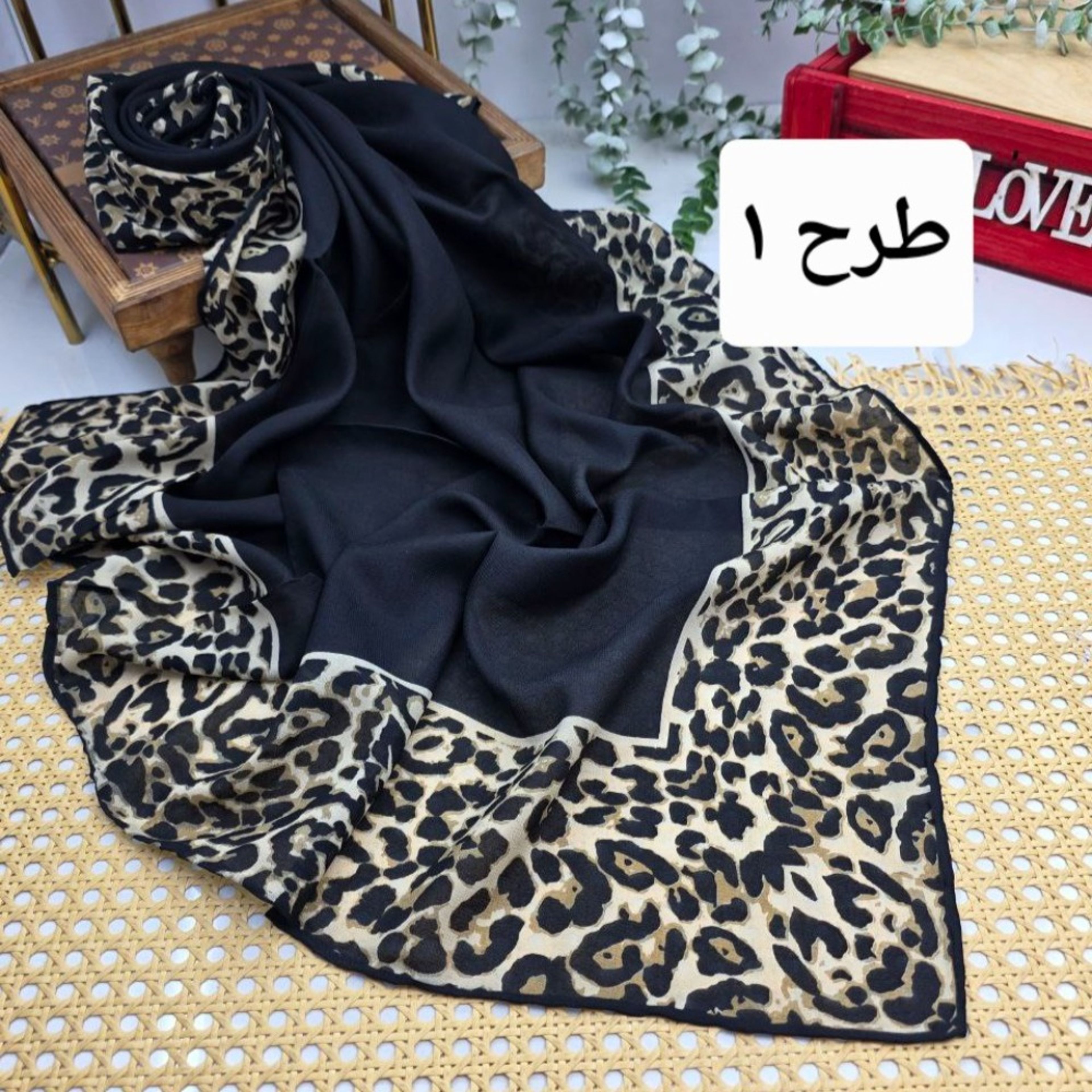 مشخصات روسری کرپ نخ مشکی کرم قواره 110