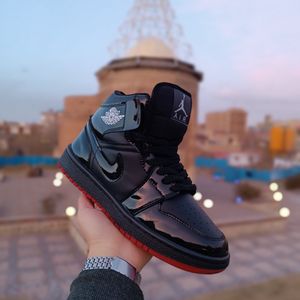 فروش اینترنتی کتونی مردانه جردن 1 ورنی ساقدار مشکی کیفیت بالا