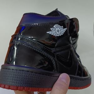 خرید آنلاین کتونی مردانه جردن 1 ورنی ساقدار مشکی کیفیت بالا