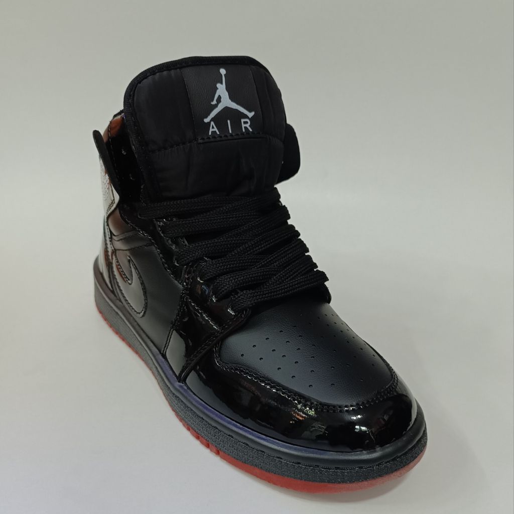 خرید اینترنتی کتونی مردانه جردن 1 ورنی ساقدار مشکی کیفیت بالا