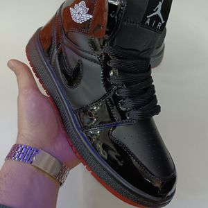 خرید انلاین کتونی مردانه جردن 1 ورنی ساقدار مشکی کیفیت بالا