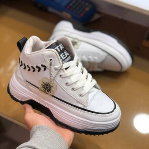 مشخصات کفش ساق دار زنانه طرح گندم رنگ سفید