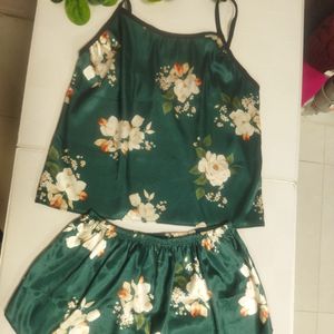 مشخصات ست تاپ و شورتک ساتن زنانه st37