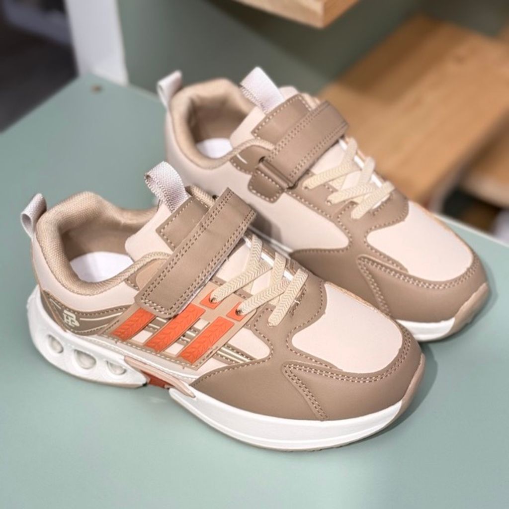 خرید اینترنتی قیمت کتونی بچگونه  چرمی طرح سه خط از Trip کد 4061204