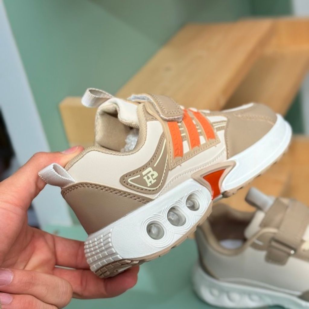 خرید اینترنتی قیمت کتونی بچگونه  چرمی طرح سه خط از Trip کد 4061204