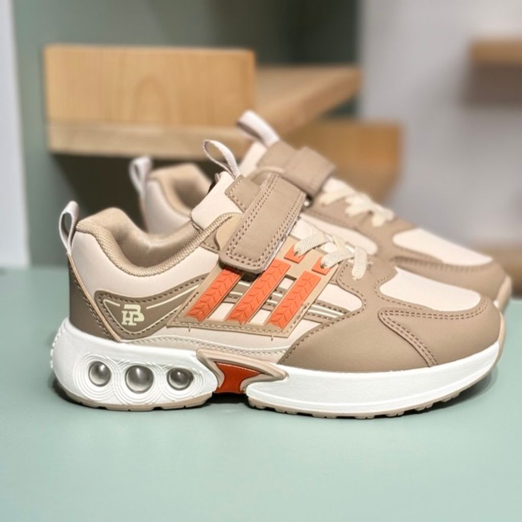 خرید اینترنتی قیمت کتونی بچگونه  چرمی طرح سه خط از Trip کد 4061204