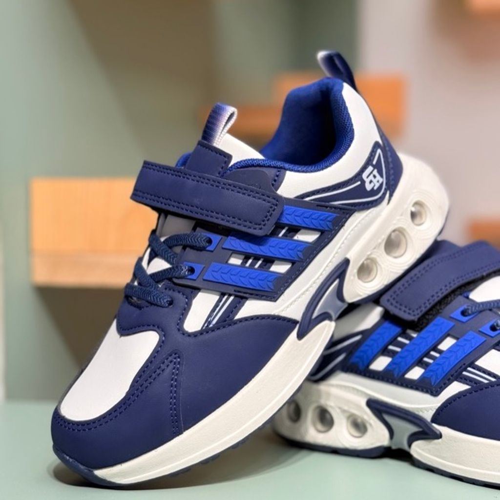 خرید اینترنتی قیمت کتونی بچگونه  چرمی طرح سه خط از Trip کد 4061204