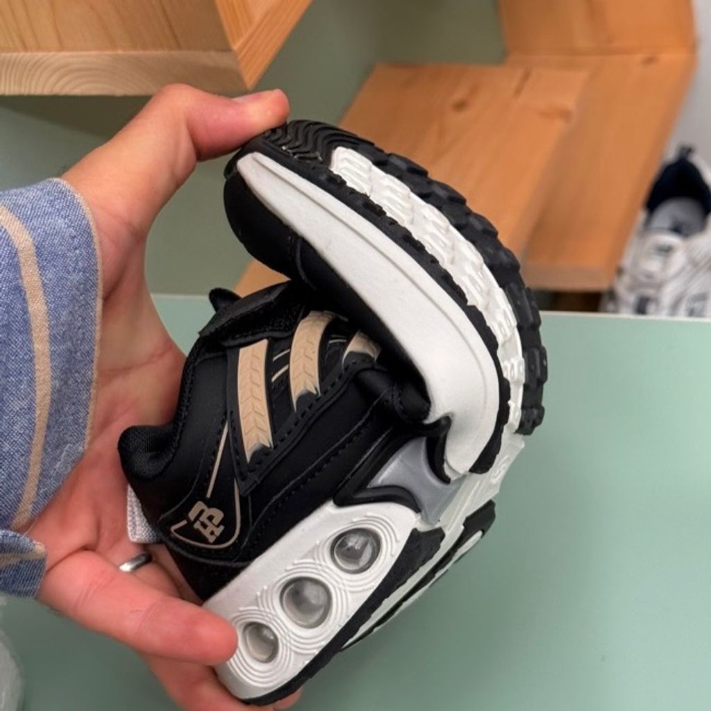 خرید اینترنتی قیمت کتونی بچگونه  چرمی طرح سه خط از Trip کد 4061204