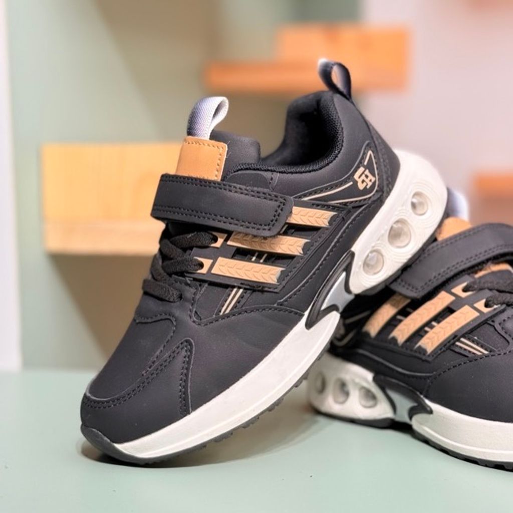 خرید اینترنتی قیمت کتونی بچگونه  چرمی طرح سه خط از Trip کد 4061204