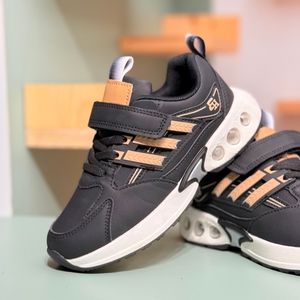 خرید اینترنتی قیمت کتونی بچگونه  چرمی طرح سه خط از Trip کد 4061204