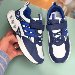 خرید اینترنتی قیمت کتونی بچگونه  چرمی طرح سه خط از Trip کد 4061204