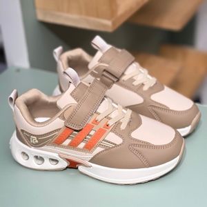 خرید اینترنتی قیمت کتونی بچگونه  چرمی طرح سه خط از Trip کد 4061204