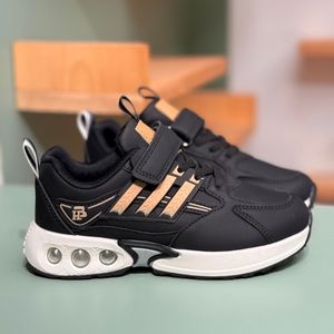 خرید اینترنتی قیمت کتونی بچگونه  چرمی طرح سه خط از Trip کد 4061204