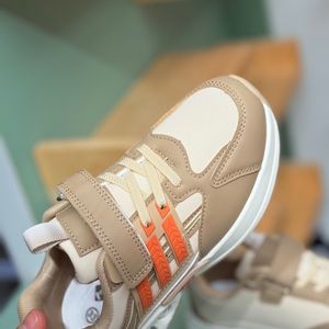 خرید اینترنتی قیمت کتونی بچگونه  چرمی طرح سه خط از Trip کد 4061204