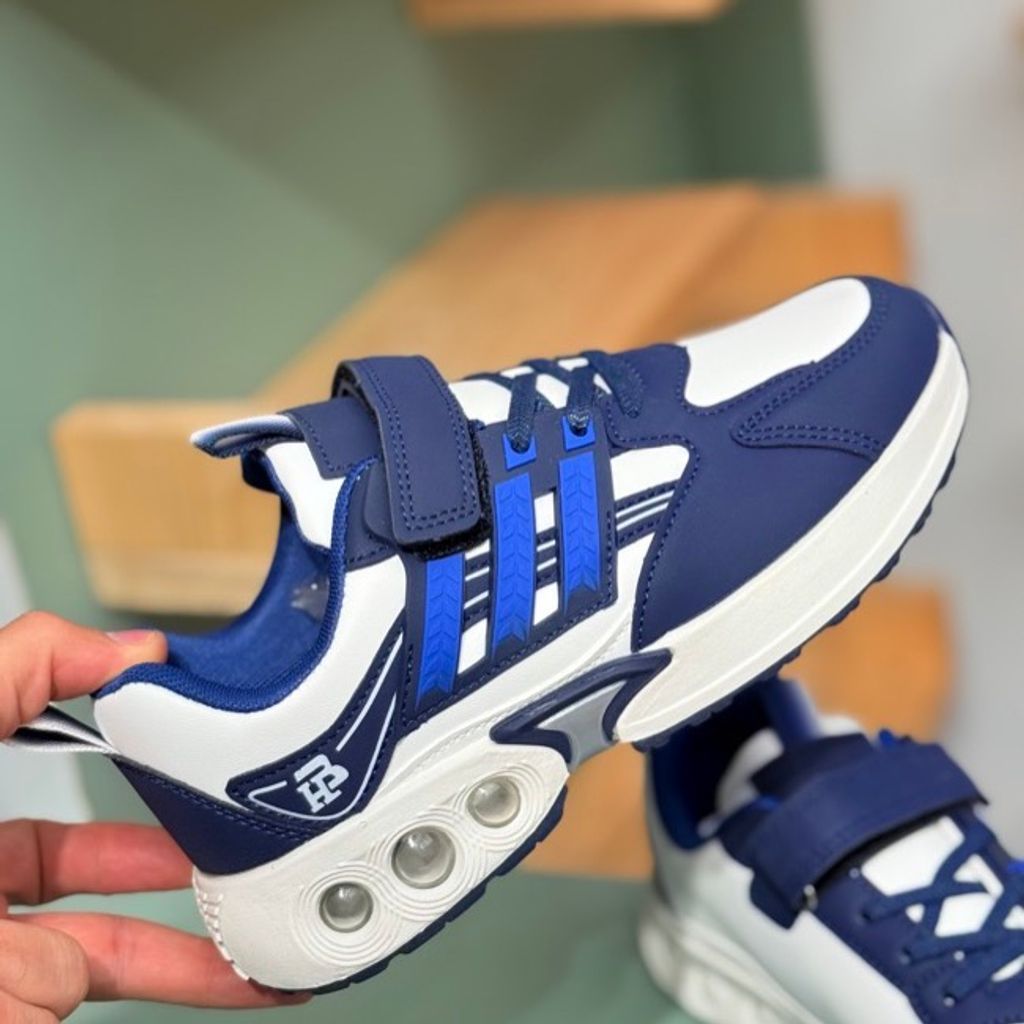 خرید اینترنتی قیمت کتونی بچگونه  چرمی طرح سه خط از Trip کد 4061204