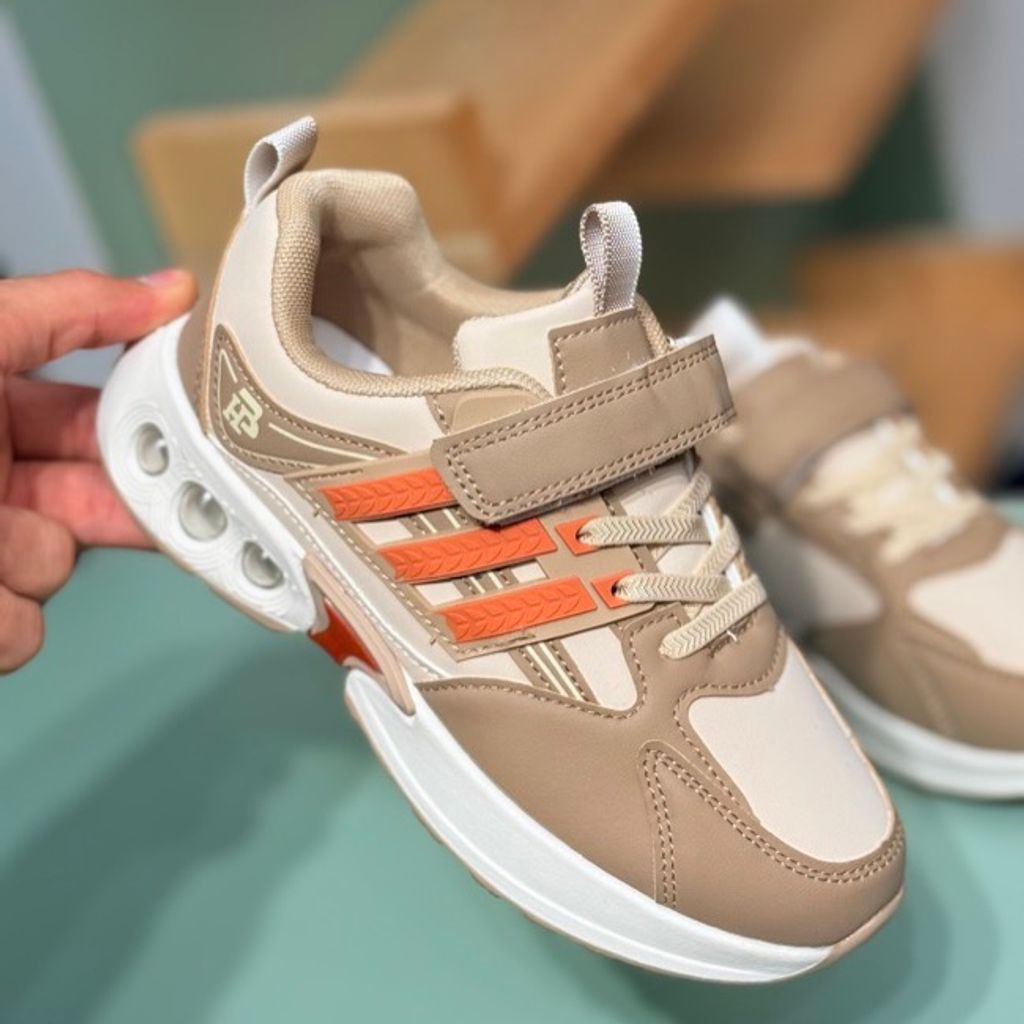 خرید اینترنتی قیمت کتونی بچگونه  چرمی طرح سه خط از Trip کد 4061204