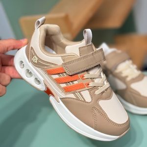 خرید اینترنتی قیمت کتونی بچگونه  چرمی طرح سه خط از Trip کد 4061204