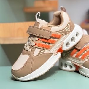 خرید اینترنتی قیمت کتونی بچگونه  چرمی طرح سه خط از Trip کد 4061204