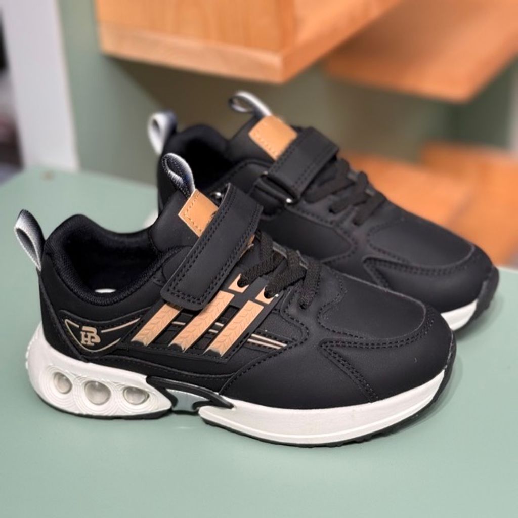 خرید اینترنتی قیمت کتونی بچگونه  چرمی طرح سه خط از Trip کد 4061204