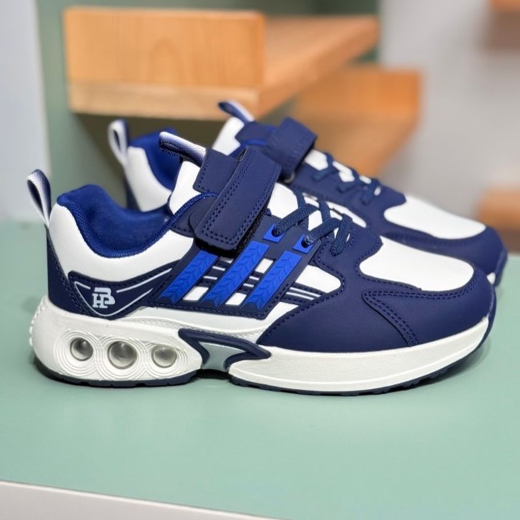 خرید اینترنتی قیمت کتونی بچگونه  چرمی طرح سه خط از Trip کد 4061204