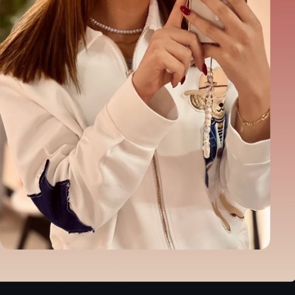 کت جین سفید با یک گلدوزی کابوی