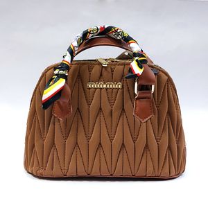 خرید اینترنتی کیف زنانه رودوشی با کیفیت بالا