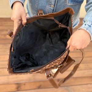 مشخصات کیف دوشی زنانه و دخترانه جادار مدل پلنگین پروانه