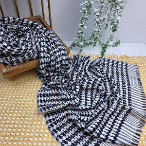 خرید آنلاین شال بافت پیچازی ترند در دو رنگ مختلف