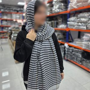 مشخصات شال بافت پیچازی ترند در دو رنگ مختلف