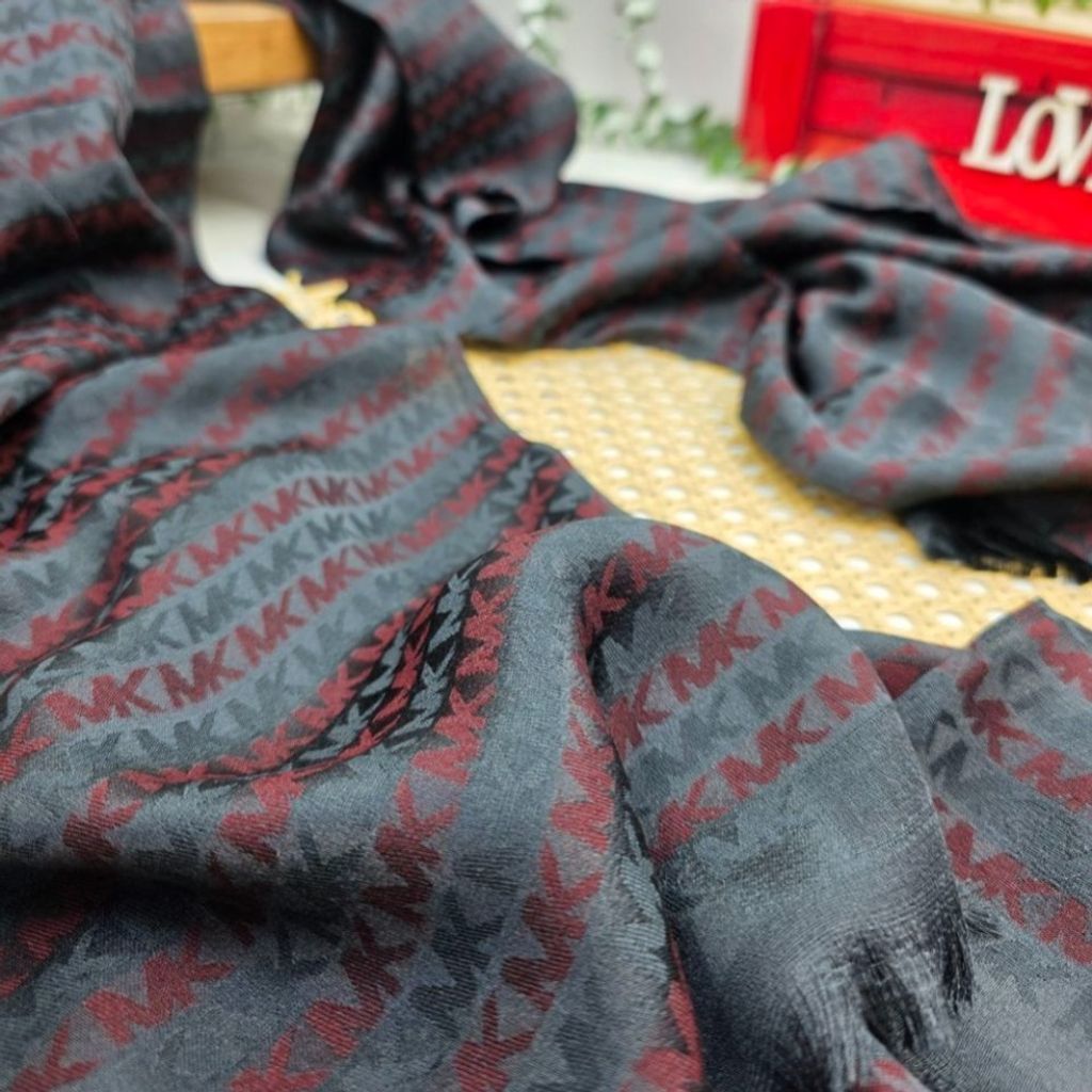 خرید آنلاین شال ژاکارد پاییزی در طرح های برندDr,Mk