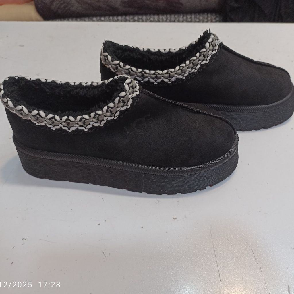 مشخصات کفش اسلیپر UGG