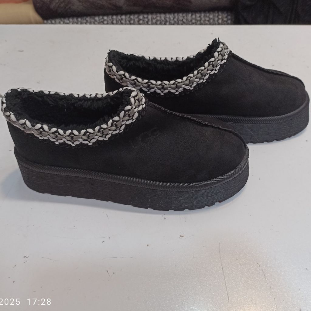 مشخصات کفش اسلیپر UGG