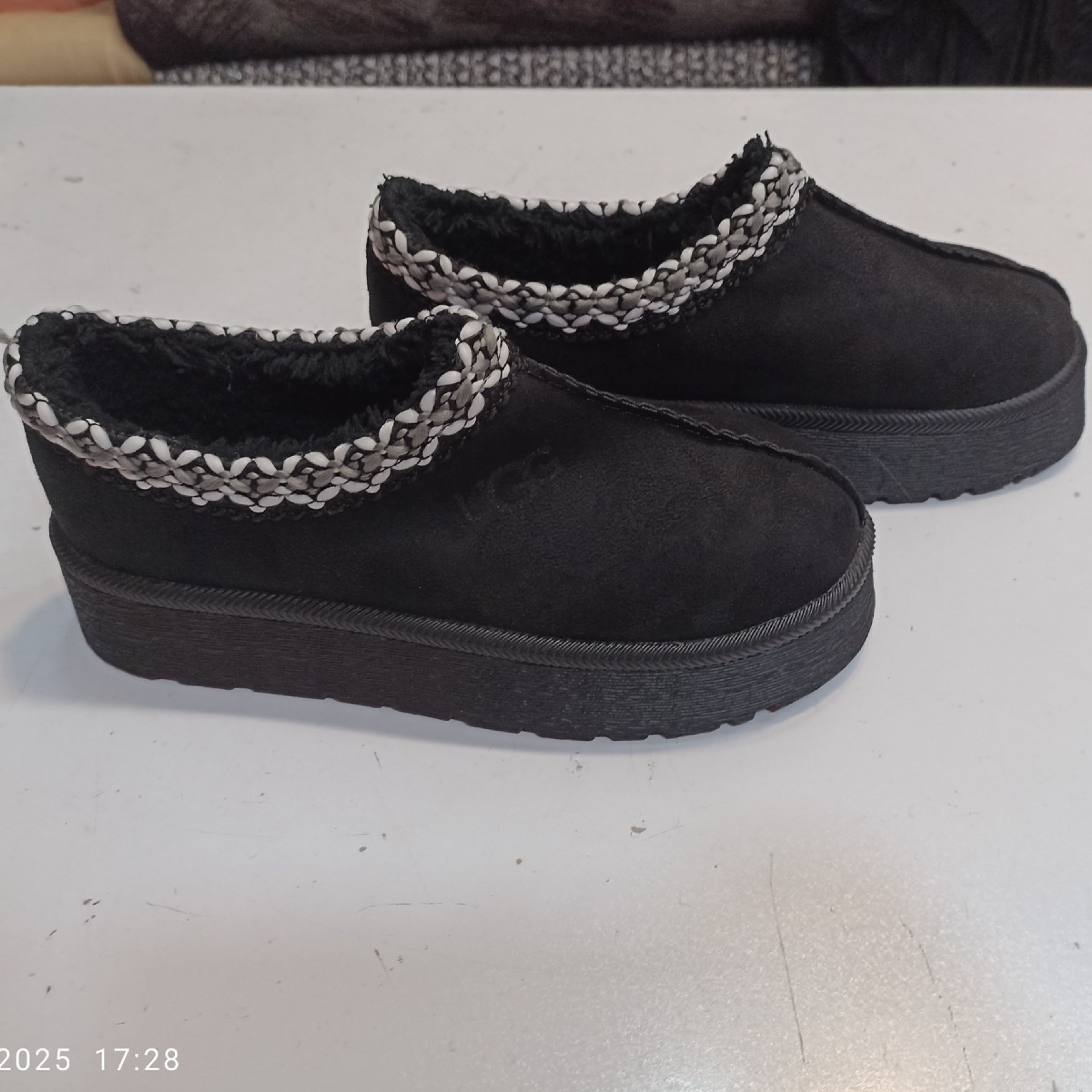 مشخصات کفش اسلیپر UGG
