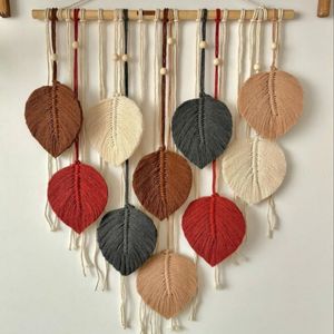 آویز برگ مهره دار مکرومه مدل پارسان