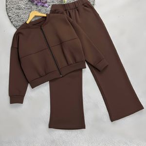 خرید انلاین ست زنانه و دخترانه ورزشی طرح لاین