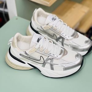 خرید اینترنتی قیمت کتونی طرح نایک v2k از کاشوز کد 4022905