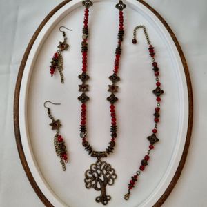 گردنبند و گوشواره و دستبند