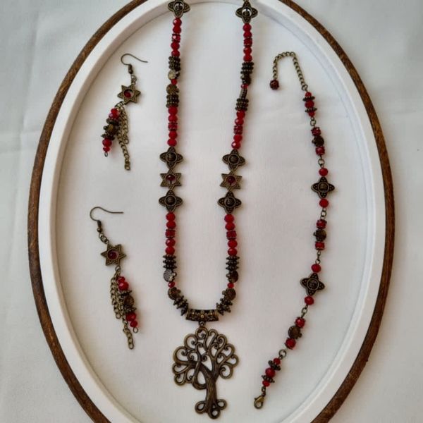 گردنبند و گوشواره و دستبند