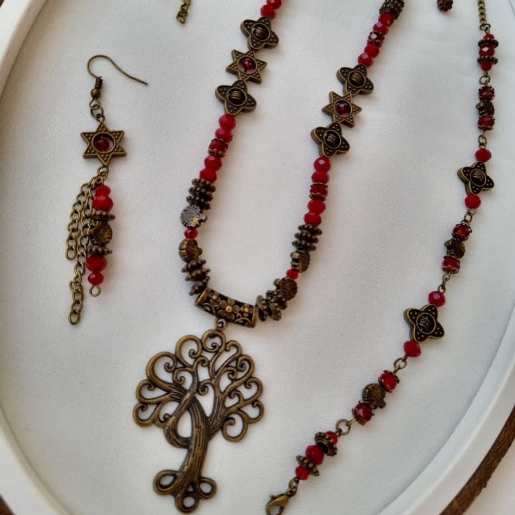 مشخصات گردنبند و گوشواره و دستبند