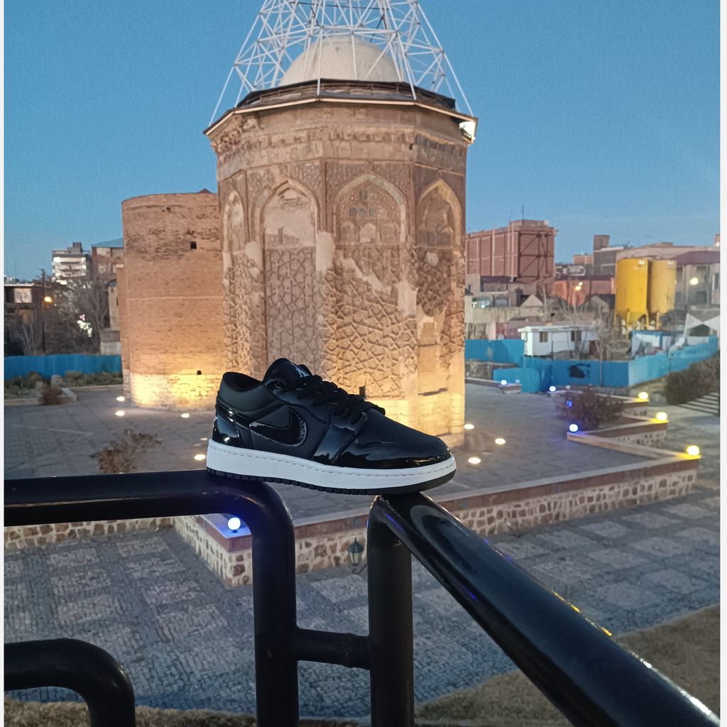 خرید اینترنتی قیمت کتونی مردانه جردن 1 ورنی مشکی