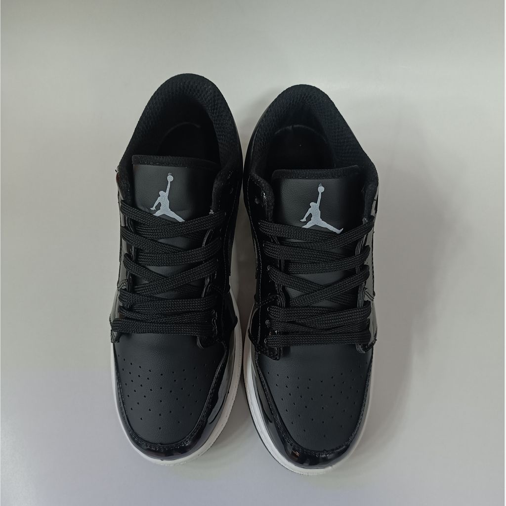 خرید اینترنتی کتونی مردانه جردن 1 ورنی مشکی کیفیت بالا